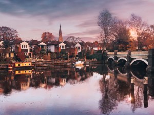 Old Bridge over River Wey - Weybridge, Surrey. Pic from https://en.wikipedia.org/wiki/User:Hellimli